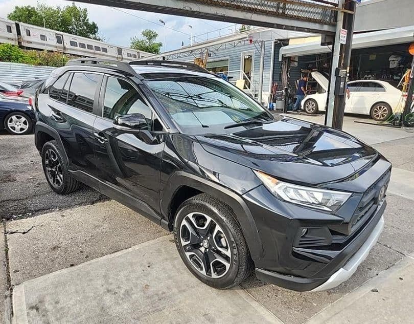 Toyota RAV4 Adventure — vue 3