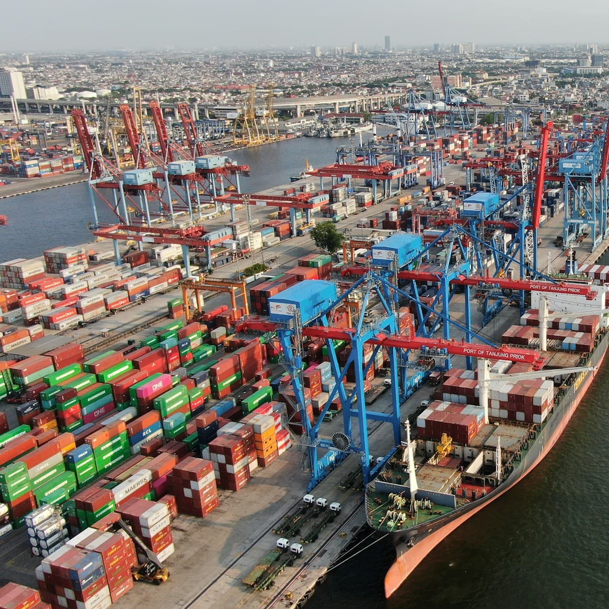 Port à conteneurs avec grues et navire en cours de chargement