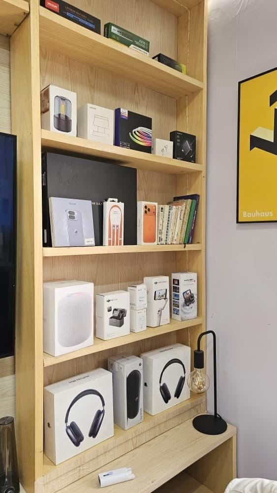 Étagères garnies dans la boutique Clean Computer à Bangui